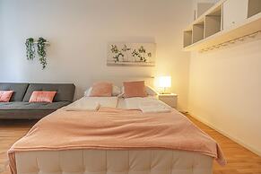 Chic 2BR City Stay Central Location