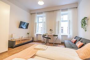 Chic 2BR City Stay Central Location