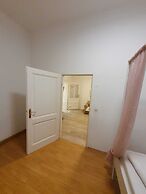 Modern 2BR Apt Near Karlsplatz
