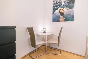Cozy 2BR Apt Near Belvedere Palace