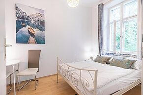 Cozy 2BR Apt Near Belvedere Palace