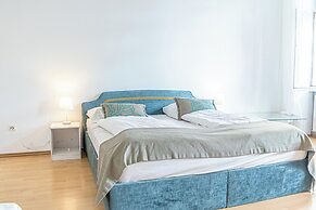 Cozy 2BR Apt Near Belvedere Palace