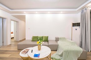 Tyms 4BR 2BA APT Riverside