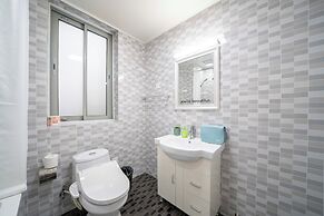 Tyms 4BR 2BA APT Riverside