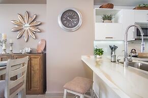 Stunning 1 Bedroom Condominium