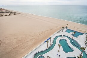 Stunning 1 Bedroom Condominium