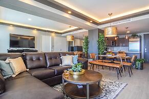 Stunning 1 Bedroom Condominium
