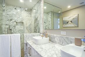 Stunning 1 Bedroom Condominium