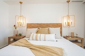 Gorgeous 2 Bedroom Condominium