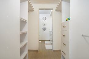 Gorgeous 2 Bedroom Condominium