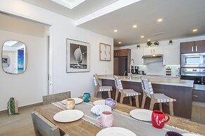 Gorgeous 2 Bedroom Condominium