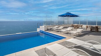 Gorgeous 2 Bedroom Condominium