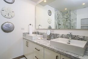 Gorgeous 2 Bedroom Condominium