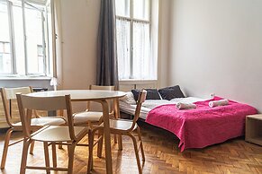 Budget 1BR Apt Sleeps 5 Belvedere