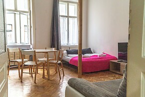 Budget 1BR Apt Sleeps 5 Belvedere