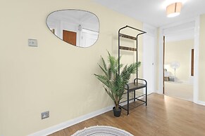 Modern 2 Bedroom Apt in Broadlands Court
