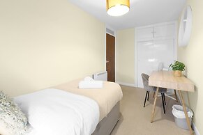 Modern 2 Bedroom Apt in Broadlands Court