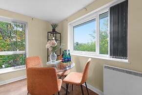 Modern 2 Bedroom Apt in Broadlands Court