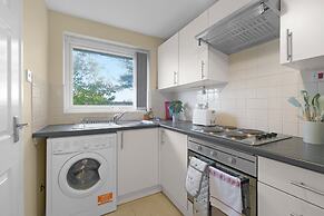 Modern 2 Bedroom Apt in Broadlands Court