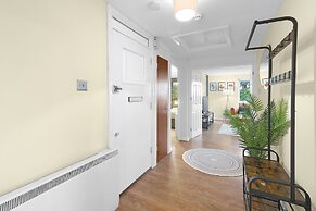Modern 2 Bedroom Apt in Broadlands Court