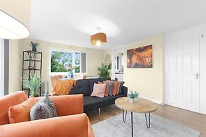 Modern 2 Bedroom Apt in Broadlands Court
