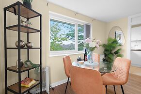 Modern 2 Bedroom Apt in Broadlands Court