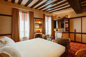 Confidential Suite 6, a Stone's Throw From the Louvre