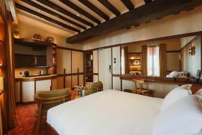 Confidential Suite 6, a Stone's Throw From the Louvre