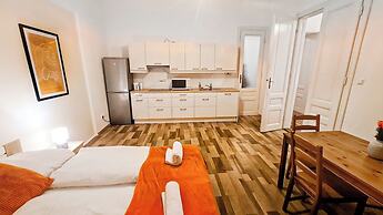 Classic 2BR Viennese Apt Near Downtown