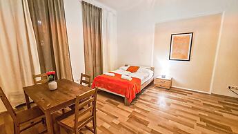 Classic 2BR Viennese Apt Near Downtown