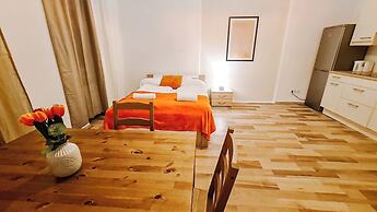 Classic 2BR Viennese Apt Near Downtown
