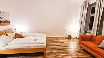Classic 2BR Viennese Apt Near Downtown