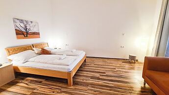 Classic 2BR Viennese Apt Near Downtown