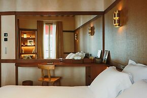 Confidential Room 3, a Stone's Throw From the Louvre