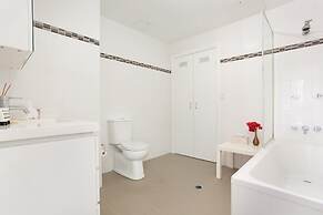 Chic Unit With Rooftop Terrace Near Sights & Shops