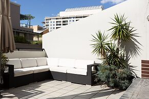 Chic Unit With Rooftop Terrace Near Sights & Shops