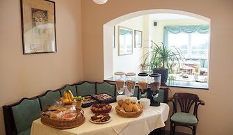 Five Studios - Premium Rooms