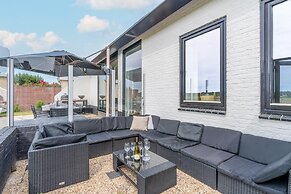 Luxury 10-person Family Villa