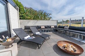 Luxury 10-person Family Villa