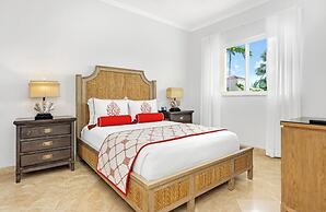 Oceanfront apartment on Grace Bay beach