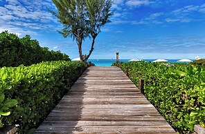 Oceanfront apartment on Grace Bay beach