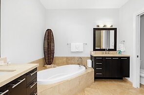 Oceanfront apartment on Grace Bay beach