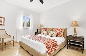 Oceanfront apartment on Grace Bay beach