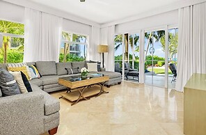 Oceanfront apartment on Grace Bay beach