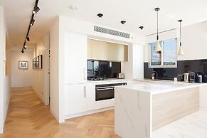 Perfect Located 2-bed With Spacious Balcony & BBQ