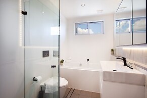 Perfect Located 2-bed With Spacious Balcony & BBQ