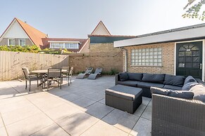 Spacious 6-person Holiday Home Near De Koog