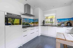 Spacious 6-person Holiday Home Near De Koog