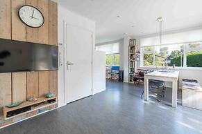 Spacious 6-person Holiday Home Near De Koog