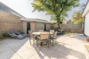 Spacious 6-person Holiday Home Near De Koog